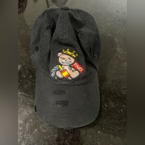 Mu:ka Black Cap with Bear Design paid adjustable